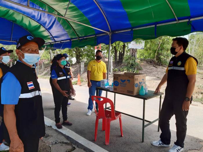 คณะผู้บริหารฯ หัวหน้าส่วนราชการ พนักงาน เจ้าหน้าที่ อบต.หนองสิม ลงพื้นที่ เพื่อติดตาม กำกับ ดูแลการปฏิบัติงาน พื้นที่เสี่ยงม.1บ้านหนองสิมใหญ่ และ ม.7บ้านหนองโดน  เพื่อ เฝ้าระวังป้องกัน ควบคุมโรคติดเชื้อไวรัส โคโคนา 2019  